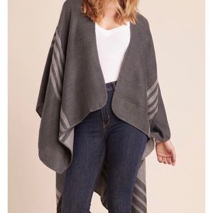 Used ❤️ BB Dakota Poncho
